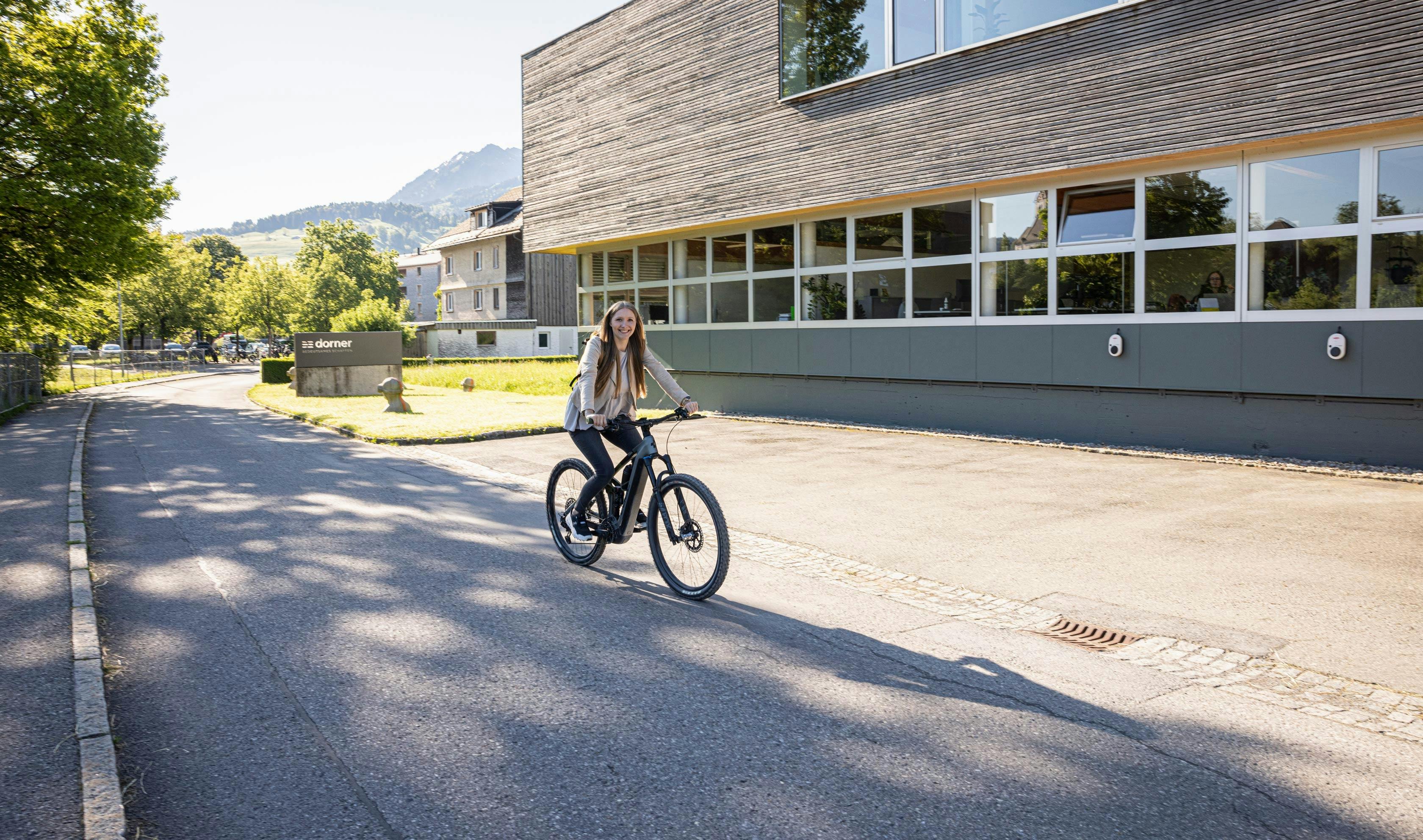 Mareen mit ihrem E-Bike auf dem Weg zu Dorner.