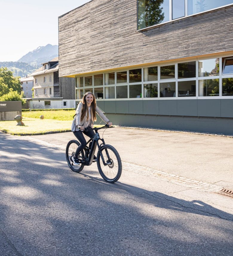 Mareen mit ihrem E-Bike auf dem Weg zu Dorner.